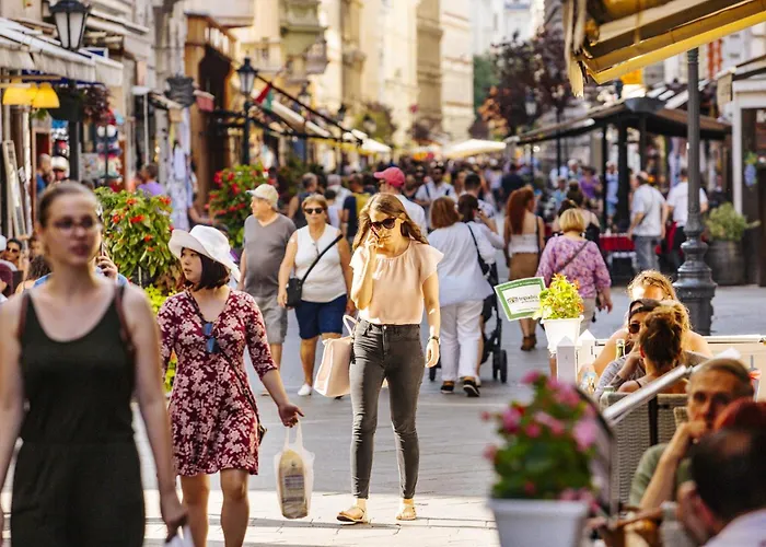 Comfy Luxury With 2 In The Centre Aa